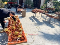 Công Đoạn Dát Vàng Cuốn Thư Gỗ Đỏ Cho Nhà Thờ – Tỉ Mỉ Trong Từng Chi Tiết