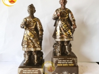 Tượng Trần Quốc Tuấn khảm ngũ sắc trưng bày trên bàn làm việc