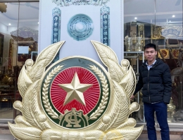 Huy hiệu Công an nhân dân Việt Nam treo tại các sảnh chính, các đơn vị Công an